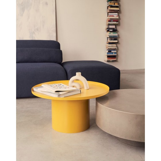 KAVE HOME - Tavolino rotondo Fleksa in metallo giallo Ø 72 cm