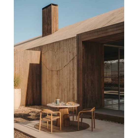 KAVE HOME - Tavolo rotondo da esterni Alcaufar in legno massiccio di teak e cemento bianco Ø 120 cm